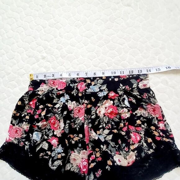 Urban Outfitters UO Band of Gypsies black floralshorts lace soft XS - Picture 6 of 7